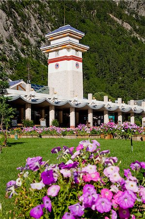 Shopping center at the entrance of the Jiuzaigou scenic area, Sichuan, China Stock Photo - Rights-Managed, Code: 855-06338596