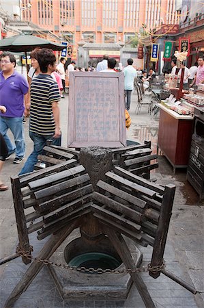 simsearch:855-06338949,k - Einem alten Brunnen an der Wangfujing Snack Street, Beijing, China Stockbilder - Lizenzpflichtiges, Bildnummer: 855-06338948