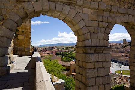 segovia - Looking through the Roman aqueduct the townscape, Segovia, Castile-Leon, Spain, Europe Foto de stock - Con derechos protegidos, Código: 855-08420586
