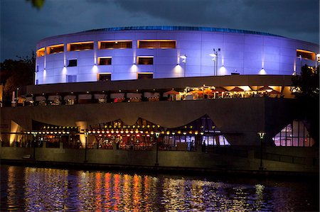 Hames Hall, downtown skyline along the Yarra River at dusk, Melbourne, Victoria, Australia Foto de stock - Con derechos protegidos, Código: 855-08420633