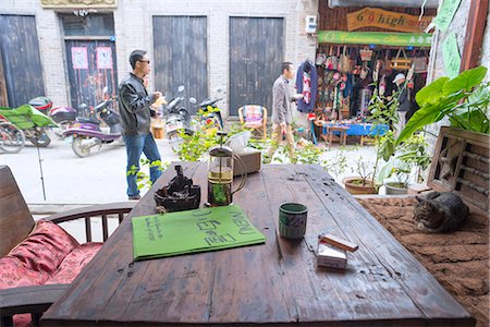 simsearch:855-08420795,k - On the table with a cat at a café, Old town of Xingping, Xingping, Yangshuo, Guilin, Guanxi, PRC Photographie de stock - Rights-Managed, Code: 855-08420814