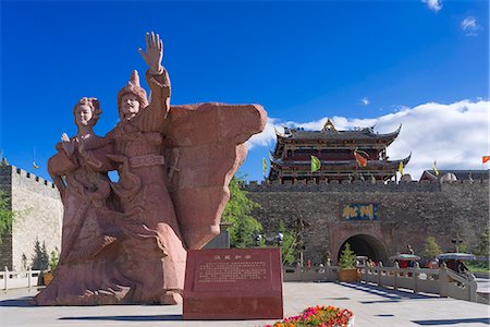 Statue of Princess Wencheng and Gungsong Gungtsen, Songzhou gate (Beimen/North gate), Old town of Songpan (Sunqu), Ngawa Tibetan and Qiang Autonomous Prefecture, Suchuan Province, PRC Stockbilder - Lizenzpflichtiges, Bildnummer: 855-08420829