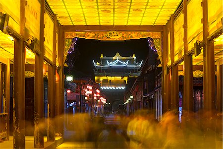 Songzhou gate (Beimen/North gate Sunqu) view from Old town of Songpan (Sunqu) at night, Ngawa Tibetan and Qiang Autonomous Prefecture, Suchuan Province, PRC Foto de stock - Con derechos protegidos, Código: 855-08420822