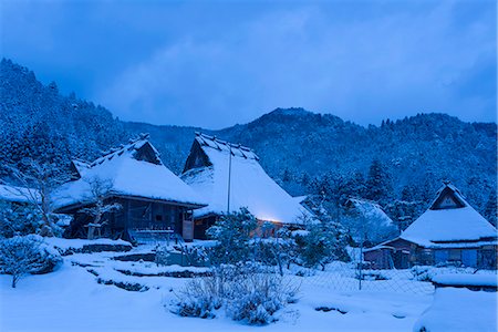 Thatching (Kayabuki) folk houses in snow at night, Snow lantern festival, Kitamura village Miyama-cho, Nantan-shi, Kyoto Prefecture, Japan Foto de stock - Con derechos protegidos, Código: 855-08420886