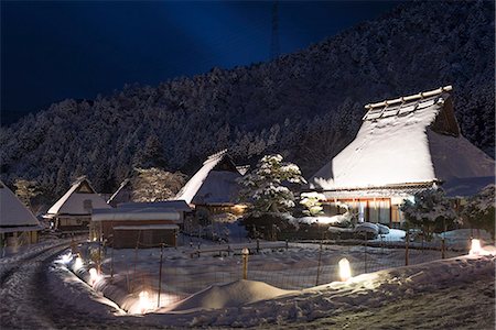 Thatching (Kayabuki) folk houses in snow at night, Snow lantern festival, Kitamura village Miyama-cho, Nantan-shi, Kyoto Prefecture, Japan Foto de stock - Con derechos protegidos, Código: 855-08420889