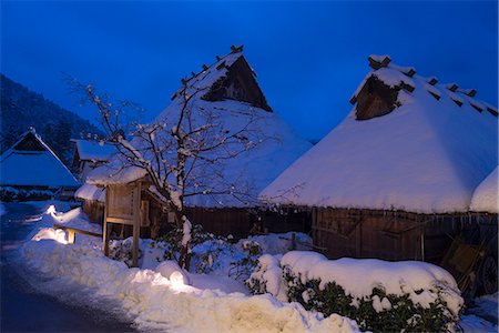 Thatching (Kayabuki) folk houses in snow at night, Snow lantern festival, Kitamura village Miyama-cho, Nantan-shi, Kyoto Prefecture, Japan Foto de stock - Con derechos protegidos, Código: 855-08420895