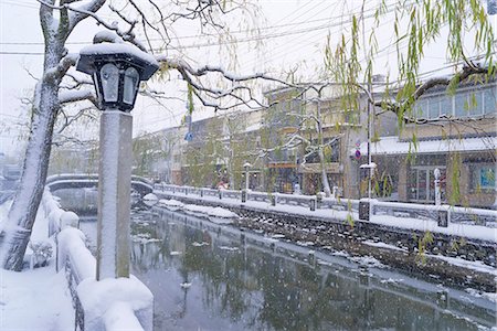 Snow on Otani river, Kinosaki Onsens (Hot springs) in winter. Kinosaki Hyogo Prefecture, Kansai, Japan Foto de stock - Con derechos protegidos, Código: 855-08420915