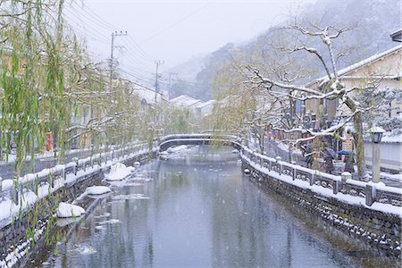 Snow on Otani river, Kinosaki Onsens (Hot springs) in winter. Kinosaki Hyogo Prefecture, Kansai, Japan Foto de stock - Direito Controlado, Número: 855-08420917