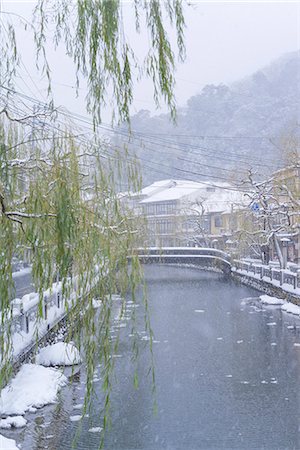 Snow on Otani river, Kinosaki Onsens (Hot springs) in winter. Kinosaki Hyogo Prefecture, Kansai, Japan Photographie de stock - Rights-Managed, Code: 855-08420918