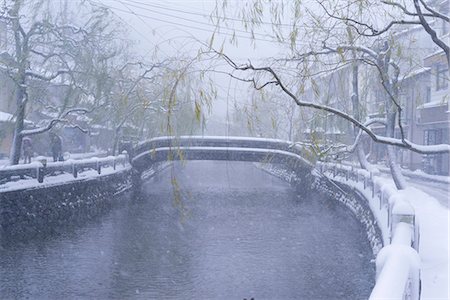 Snow on Otani river, Kinosaki Onsens (Hot springs) in winter. Kinosaki Hyogo Prefecture, Kansai, Japan Foto de stock - Direito Controlado, Número: 855-08420919