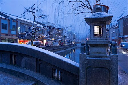 Stone lantern in Snow, Otani river at night, Kinosaki Onsens (Hot springs) in winter. Kinosaki Hyogo Prefecture, Kansai, Japan Foto de stock - Direito Controlado, Número: 855-08420924