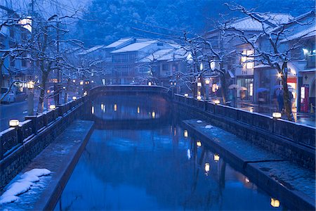 Snow on Otani river at night, Kinosaki Onsens (Hot springs) in winter. Kinosaki Hyogo Prefecture, Kansai, Japan Foto de stock - Direito Controlado, Número: 855-08420925