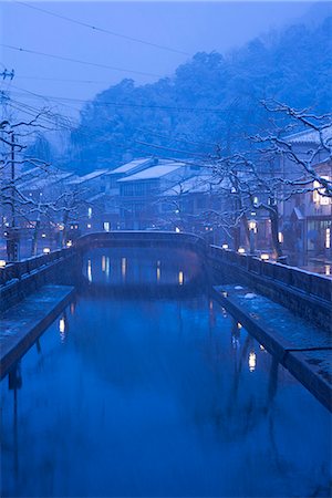 Snow on Otani river at night, Kinosaki Onsens (Hot springs) in winter. Kinosaki Hyogo Prefecture, Kansai, Japan Foto de stock - Direito Controlado, Número: 855-08420926