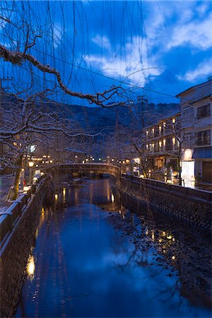 Snow on Otani river at night, Kinosaki Onsens (Hot springs) in winter. Kinosaki Hyogo Prefecture, Kansai, Japan Photographie de stock - Rights-Managed, Code: 855-08420929