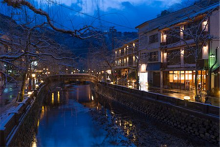 simsearch:855-08420786,k - Snow on Otani river at night, Kinosaki Onsens (Hot springs) in winter. Kinosaki Hyogo Prefecture, Kansai, Japan Photographie de stock - Rights-Managed, Code: 855-08420930