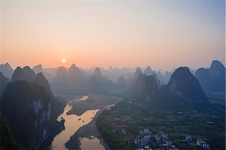 Sunset over Karst peaks with Li river (Lijiang) view from hilltop of Mt. Laozhai (Laozhaishan/Old fortress hill), Xingping, Yangshuo, Guilin, Guanxi, PRC Fotografie stock - Rights-Managed, Codice: 855-08536225
