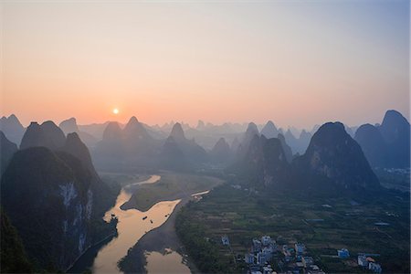 puesta del sol - Sunset over Karst peaks with Li river (Lijiang) view from hilltop of Mt. Laozhai (Laozhaishan/Old fortress hill), Xingping, Yangshuo, Guilin, Guanxi, PRC Foto de stock - Con derechos protegidos, Código: 855-08536225