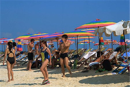 simsearch:855-02986677,k - Baigneurs sur la plage de l'île Khai, Thaïlande Photographie de stock - Rights-Managed, Code: 855-02986647