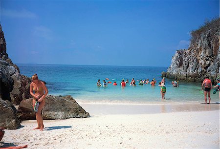 simsearch:855-02986677,k - Baigneurs sur la plage de l'île Khai, Thaïlande Photographie de stock - Rights-Managed, Code: 855-02986702