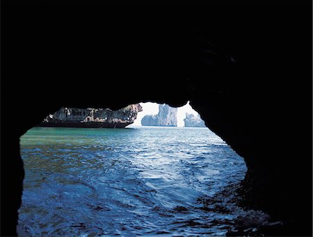 Landscape through the cave on Phi Phi Le  Island, Thailand Foto de stock - Con derechos protegidos, Código: 855-02986727