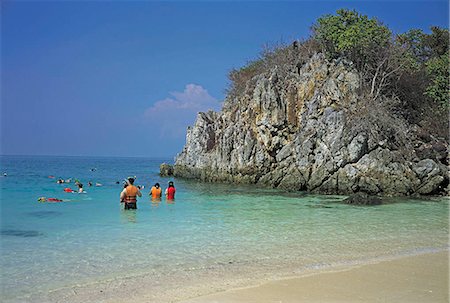 simsearch:855-02986736,k - Baigneurs sur la plage de l'île Khai, Thaïlande Photographie de stock - Rights-Managed, Code: 855-02986760