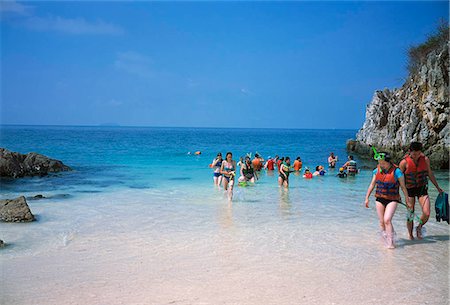 simsearch:855-02986677,k - Baigneurs sur la plage de l'île Khai, Thaïlande Photographie de stock - Rights-Managed, Code: 855-02986763