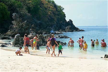 simsearch:855-02986677,k - Baigneurs sur la plage de l'île Khai, Thaïlande Photographie de stock - Rights-Managed, Code: 855-02986778