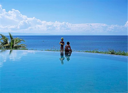 panglao island - Un père et fils au bord de la piscine Photographie de stock - Rights-Managed, Code: 855-02987598