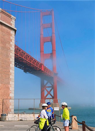 simsearch:855-03254953,k - Cyclists meeting at Fort Point National Historical Site, Golden Gate Bridge, San Francisco Foto de stock - Direito Controlado, Número: 855-02988105