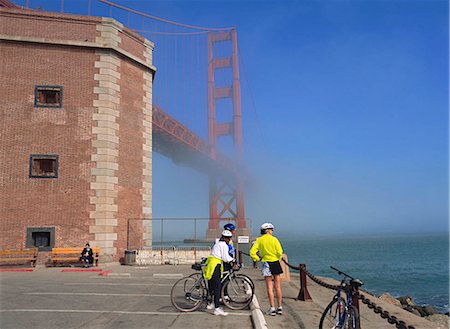 simsearch:855-02988065,k - Cyclists meeting at Fort Point National Historical Site, Golden Gate Bridge, San Francisco Foto de stock - Direito Controlado, Número: 855-02988111