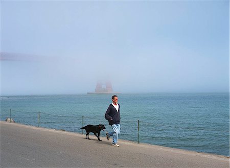 simsearch:855-03254953,k - People walking with dog at Fort Point, Golden Gate Bridge, San Francisco Foto de stock - Direito Controlado, Número: 855-02988147