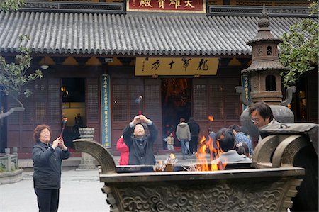 simsearch:855-02988357,k - Adorateur de brûler de l'encens au Lonhua Temple, Shanghai Photographie de stock - Rights-Managed, Code: 855-02988345