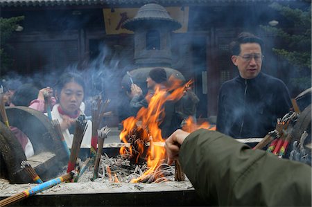 simsearch:855-03026214,k - Adorateur de brûler de l'encens au Lonhua Temple, Shanghai Photographie de stock - Rights-Managed, Code: 855-02988357