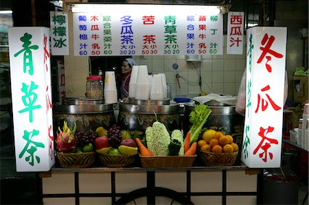 simsearch:855-02988477,k - Une boutique de vente de jus de fruits frais au marché de nuit de Taipei Hwahsi touristique, Taiwan Photographie de stock - Rights-Managed, Code: 855-02988519