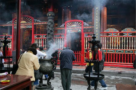 Worshipper at Lungshan Temple, Taipei, Taiwan Stock Photo - Rights-Managed, Code: 855-02988604