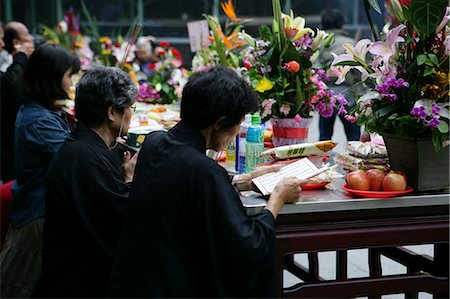 simsearch:855-03025298,k - Worshipper at Lungshan Temple, Taipei, Taiwan Stock Photo - Rights-Managed, Code: 855-02988606