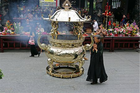 Worshipper at Lungshan Temple, Taipei, Taiwan Stock Photo - Rights-Managed, Code: 855-02988603