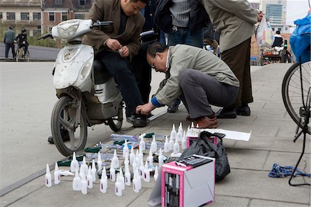 simsearch:855-02989088,k - Vendor of glue at roadside, Suzhou Crest, Shanghai, China Stock Photo - Rights-Managed, Code: 855-02989042