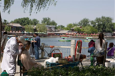 simsearch:855-02989249,k - Coiffeur au parc Shichahai, Beijing, Chine Photographie de stock - Rights-Managed, Code: 855-02989356
