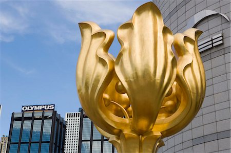 Golden Bauhinia sculpture at Convention Centre Square, Wanchai, Hong Kong Foto de stock - Con derechos protegidos, Código: 855-02989631