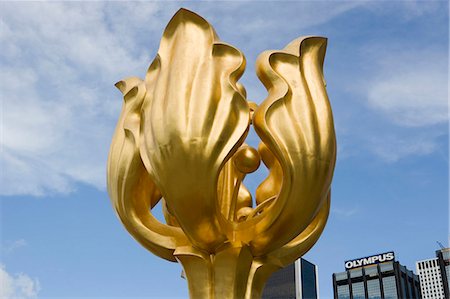 Golden Bauhinia sculpture at Convention Centre Square, Wanchai, Hong Kong Foto de stock - Con derechos protegidos, Código: 855-02989632