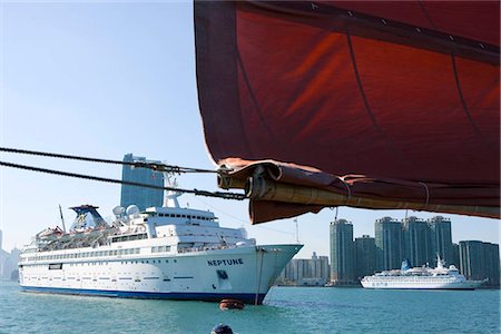 simsearch:855-03022436,k - Chinois junk Dukling dans le port de Victoria avec la skyline de Hung Hom à fond Photographie de stock - Rights-Managed, Code: 855-03024351