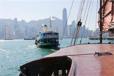 simsearch:855-03024375,k - Chinois junk Dukling et Star Ferry dans le port de Victoria Photographie de stock - Rights-Managed, Code: 855-03024370