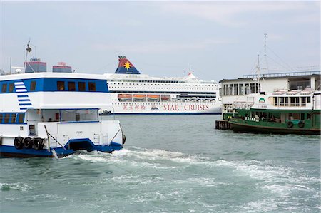 star ferry pier - Un navire de croisière et un lancement par le Star Ferry Pier à Victoria Harbour, Hong Kong Photographie de stock - Rights-Managed, Code: 855-03024460