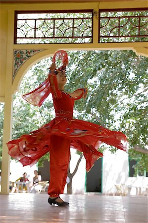 An Uyghur dancer performing dance in Abakh Hoja Tomb,Kashgar,Xinjiang Uyghur autonomy district,Silkroad,China Foto de stock - Con derechos protegidos, Código: 855-03024610