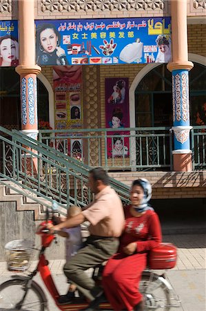 Uyghur couple on a scooter at Bazaar,Old town of Kashgar,Xinjiang Uyghur autonomy district,Silkroad,China Foto de stock - Con derechos protegidos, Código: 855-03024640