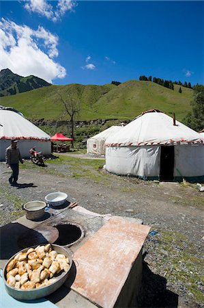 Yourtes kazakh avec cuisine ouverte, ranch de Nanshan, Wulumuqi, district d'autonomie Xinjiang Uyghur, route de la soie, Chine Photographie de stock - Rights-Managed, Code: 855-03024800