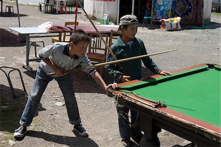 Kazakh kids playing billiard,Nanshan ranch,Wulumuqi,Xinjiang Uyghur autonomy district,Silk Road,China Foto de stock - Con derechos protegidos, Código: 855-03024802