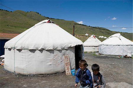 Les enfants Kazakhs jouent à l'extérieur de leur ranch d'yourtes, Xi Baiyanggou, Nanshan, Wulumuqi, district de Xinjiang Uyghur autonomie, route de la soie, Chine Photographie de stock - Rights-Managed, Code: 855-03024803