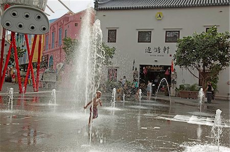 simsearch:855-03025327,k - Enfants jouent dans la fontaine, Clarke Quay, Singapour Photographie de stock - Rights-Managed, Code: 855-03025290